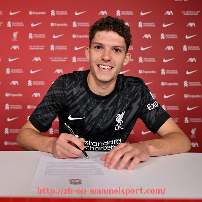 完美体育app-最新发布的英超职业足球运动员完整名单2025